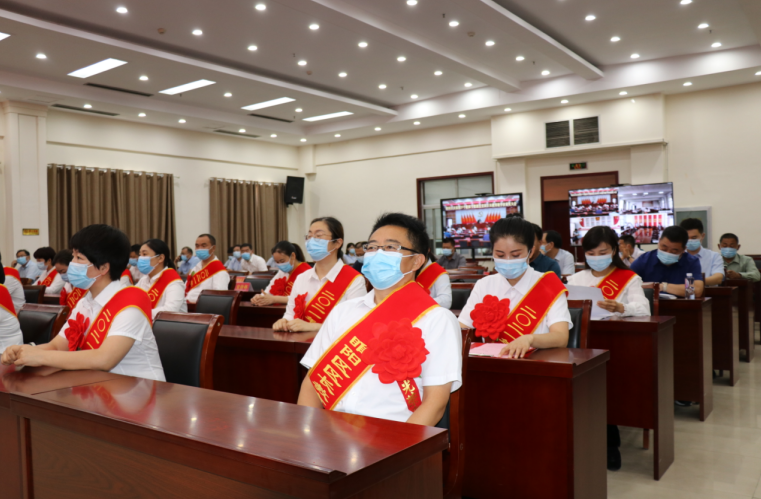商丘市第四高级中学荣获首届区长教育教学质量奖