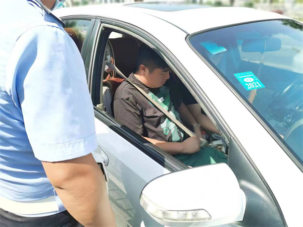 商丘交警二大队新城中队全力开展不系安全带专项整治行动