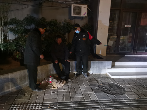 七旬老人郑州寻亲未果犯病后晕倒街头，经八路巡防积极救助