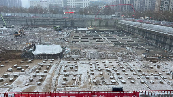 中建五局周口项目工地斗严寒战风雪 全力以赴保工期