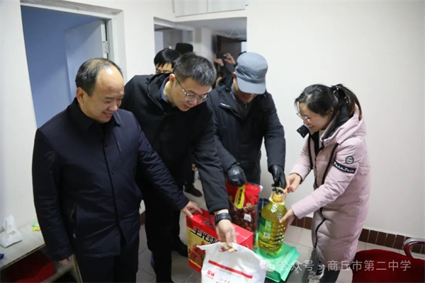 商丘市第二中学开展春节前走访慰问身边好人活动