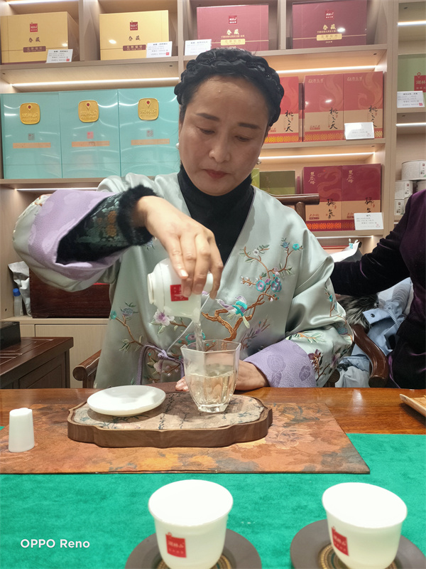 韵自茶中来 留芳满庭香 商丘湖林山白茶社举办迎“三八”国际劳动妇女节茶会