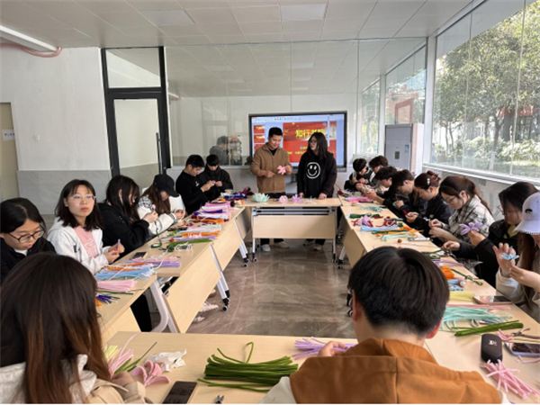 商丘工学院知行书院举办“知行雅集”系列活动之手工折花体验活动