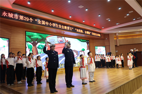 商丘市公安局交警支队开展“全国中小学生安全教育日”系列交通安全宣传活动